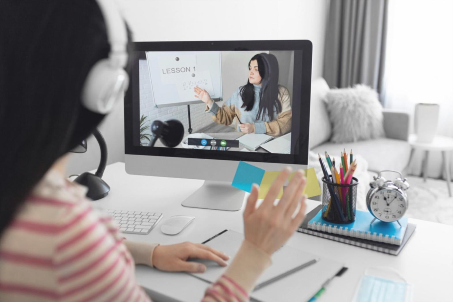 Espace de travail moderne avec documents financiers et calculatrice